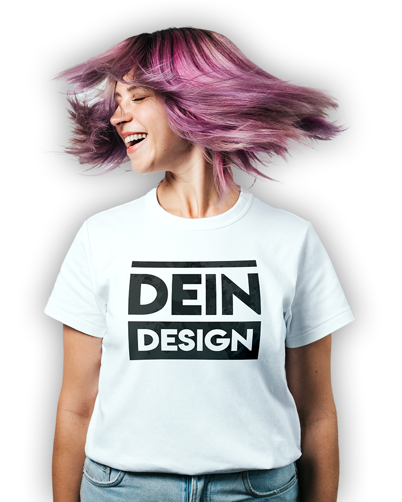 Eine junge Frau mit violetten Haaren die ein T-Shirt mit der Aufschrift Dein Design trägt